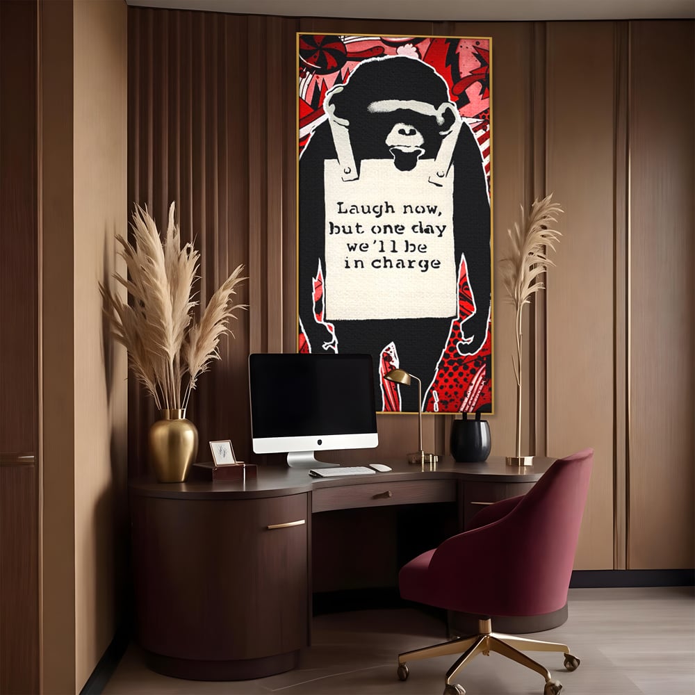 Tablou canvas cu tablou canvas cu cimpanzeu stilizat, in rama de aluminiu auriu, pe perete intr-un birou